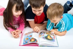 کتابخوانی در مهد برای کودکان